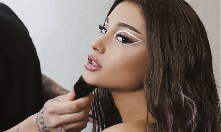 Ariana Grande impressiona ao surgir sem aplique
