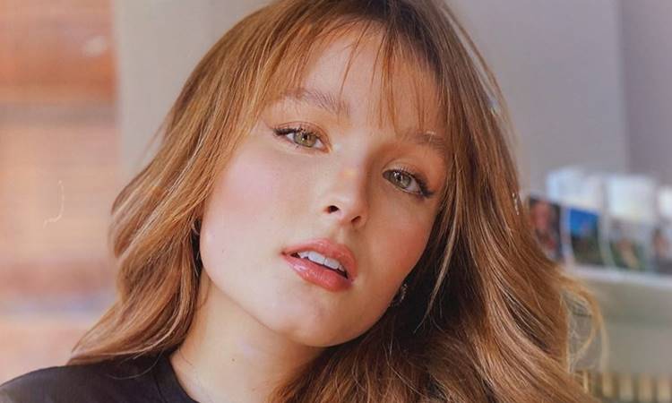Larissa Manoela mostra novo mega hair