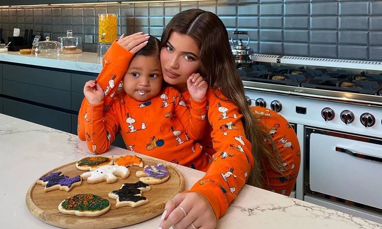 Kylie Jenner faz biscoitos de Halloween com a filha, Stormi