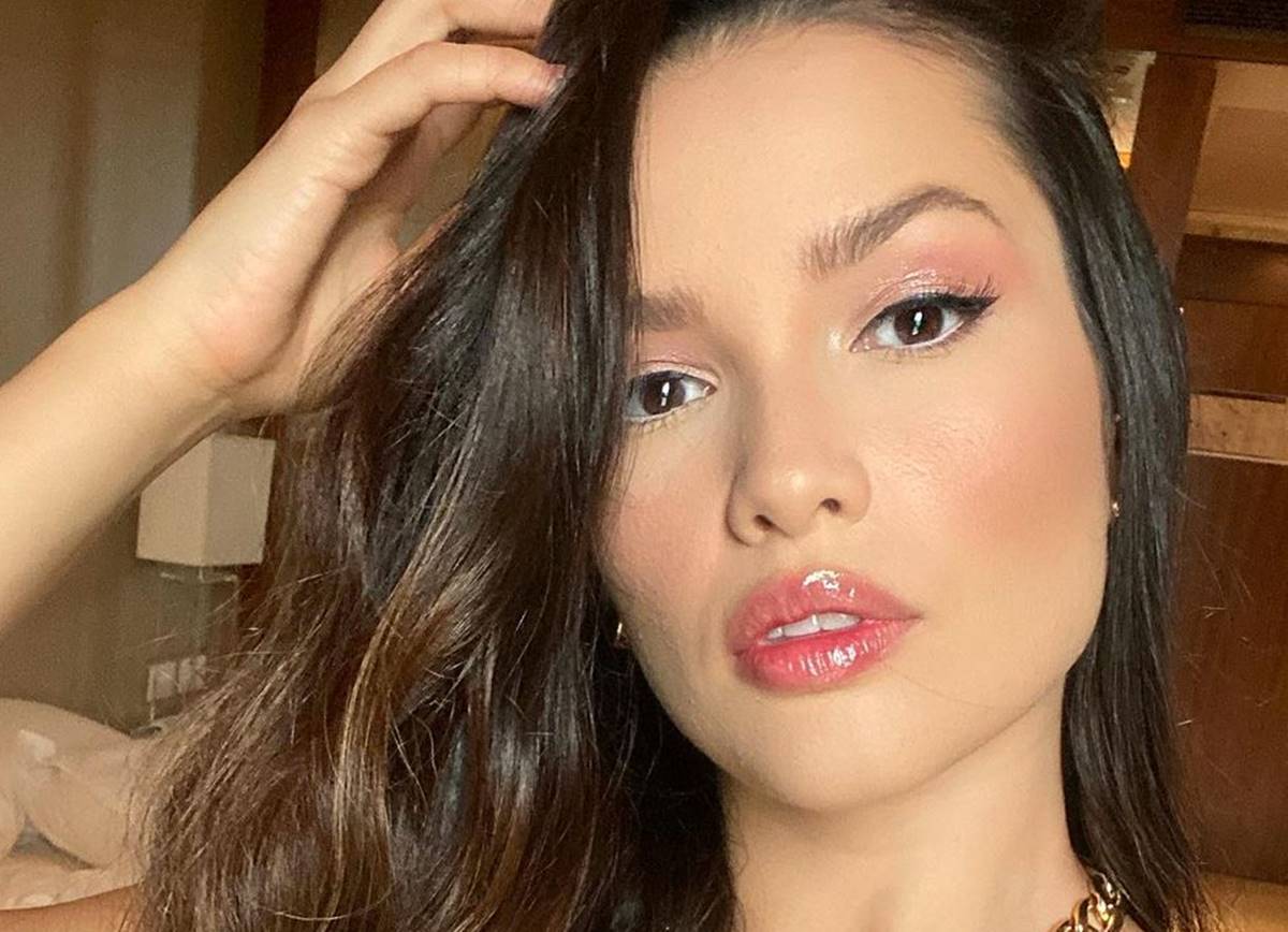 Juliette mostra estilo ao combinar biquíni e óculos enquanto descansa em Fortaleza