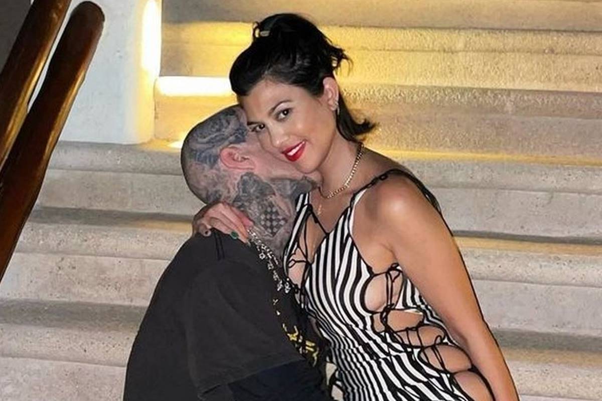 Kourtney Kardashian e Travis Barker anunciam noivado com momento romântico