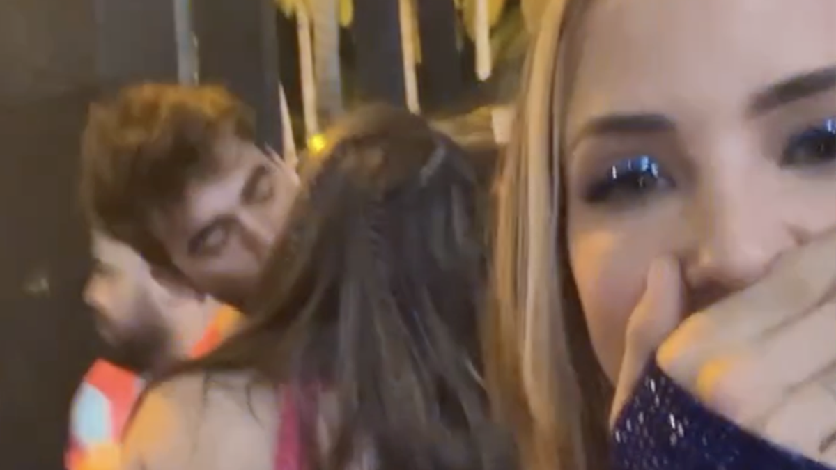 Gabi Martins flagra amiga beijando seu ex-namorado na Farofa da Gkay; vídeo