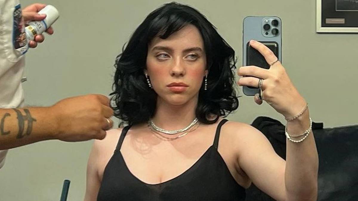 Criticada, Billie Eilish rebate por usar roupas femininas mais justas