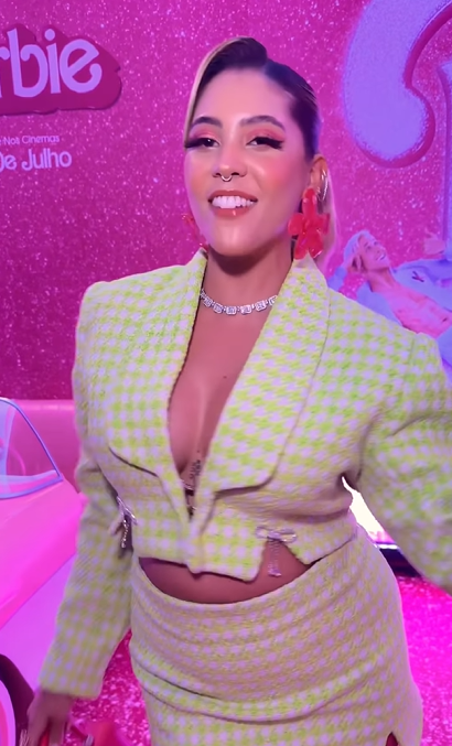 Dora Figueiredo mostra seu look na pré-estreia de Barbie (Foto: Reprodução/Instagram)