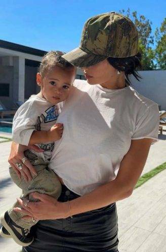 Kylie Jenner posa com o filho Aire, de 17 meses