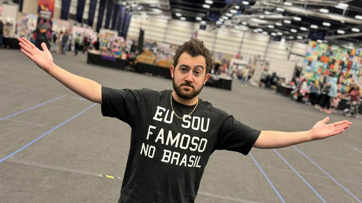 Vincent Martella, de Todo Mundo Odeia o Chris, posa com vira-lata caramelo: “Oficialmente brasileiro”