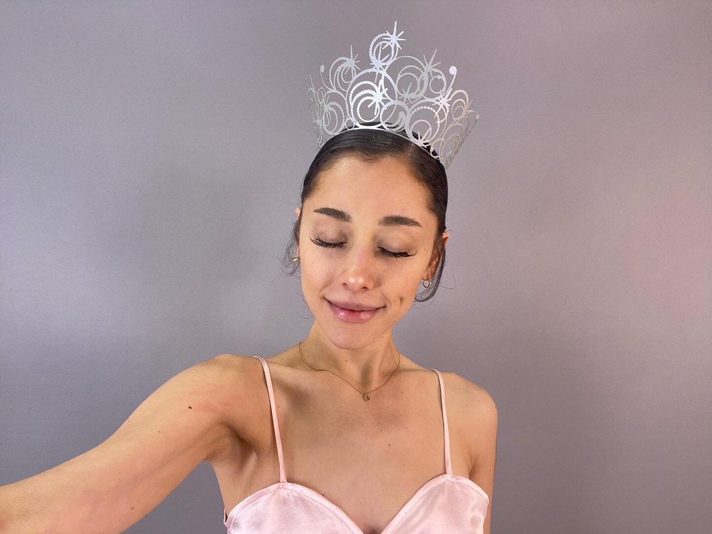 Ariana Grande prova figurino de Wicked